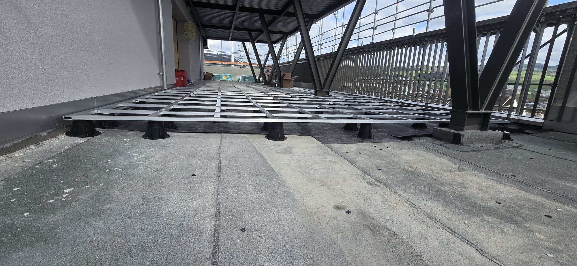 Dachterrasse: Unterkonstruktion mit höhenverstellbaren Stelzlagern