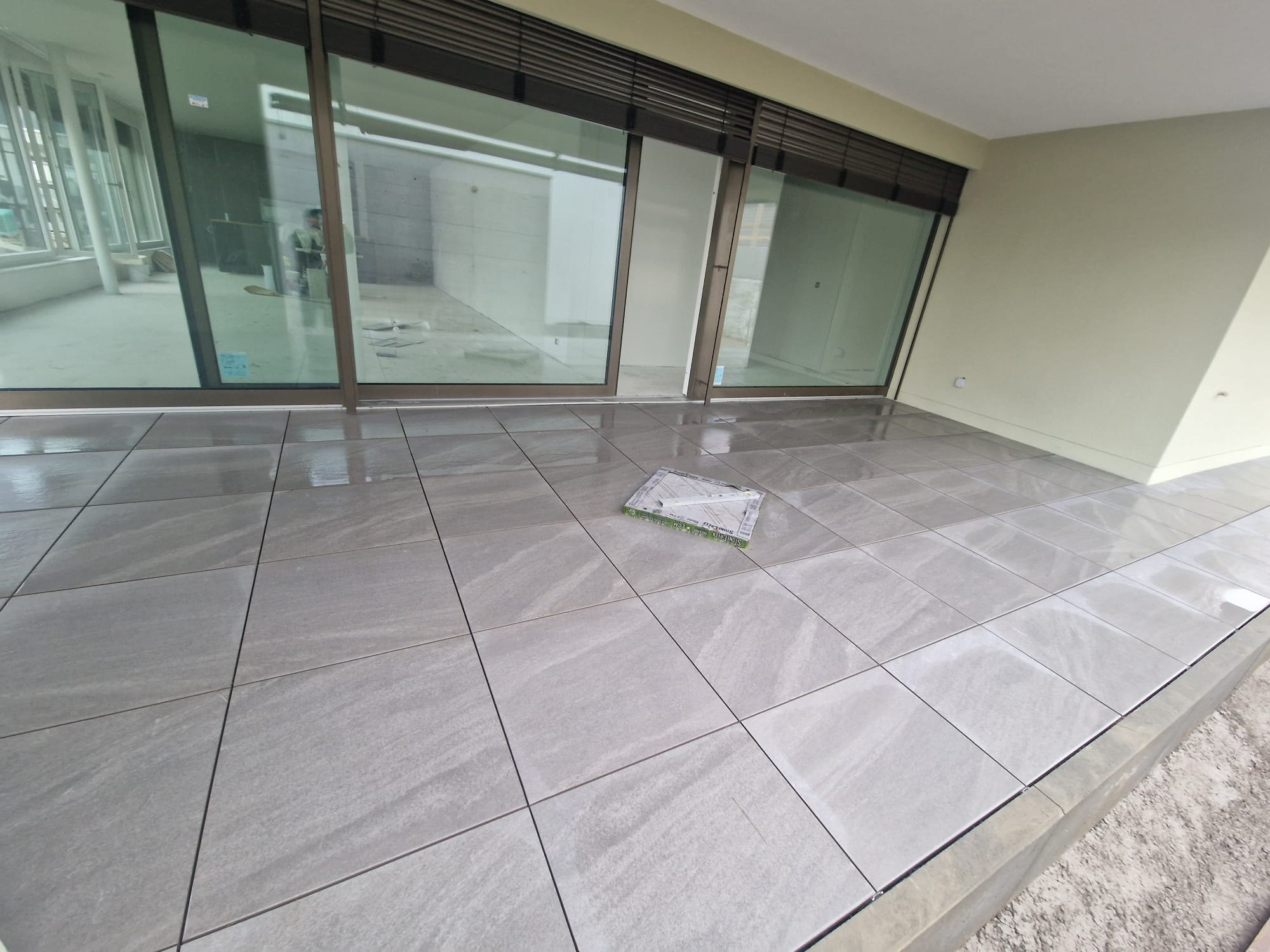 Terrasse: Feinsteinzeug, grossformatig verlegt