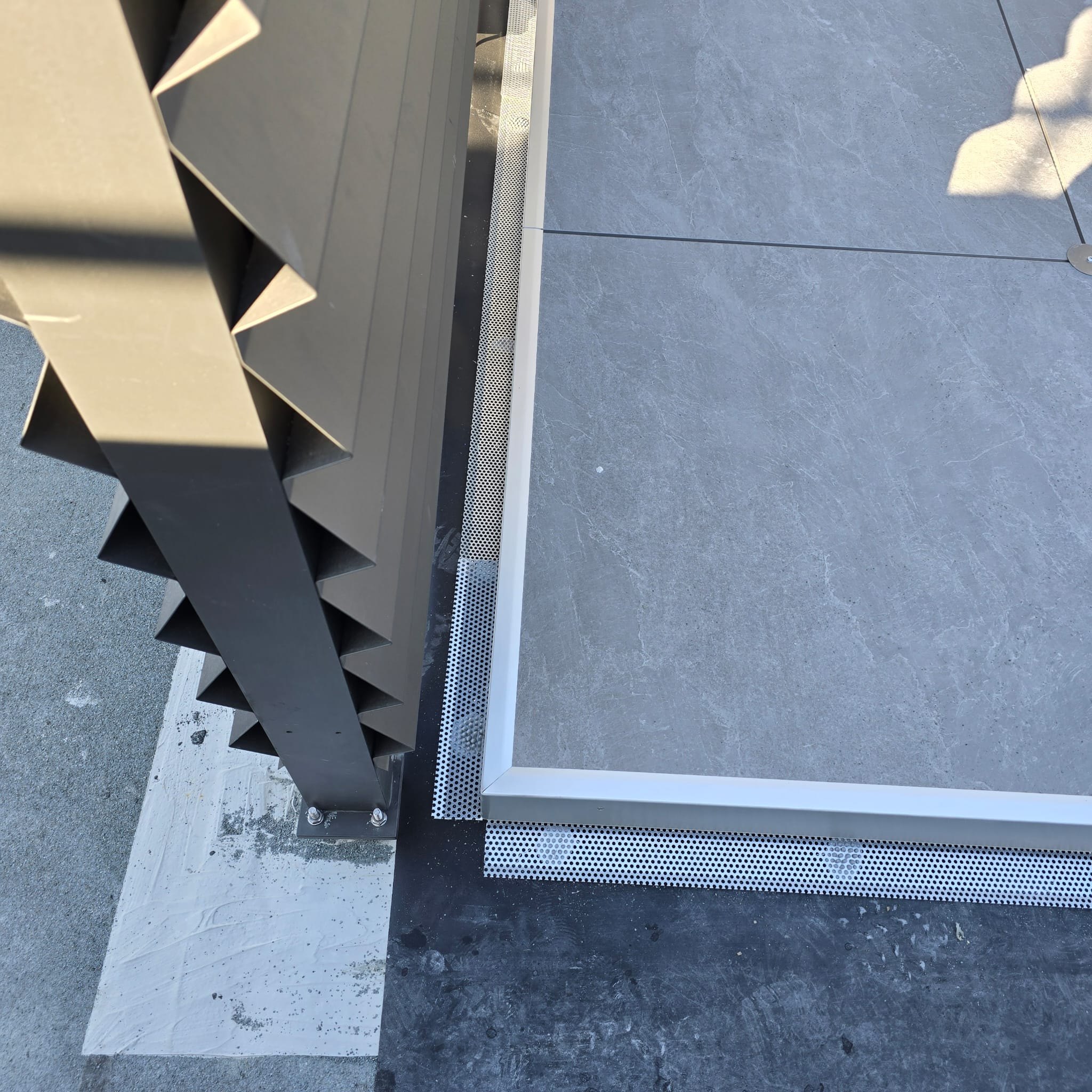 Detail: Randabschluss und Anschluss an die Fassade