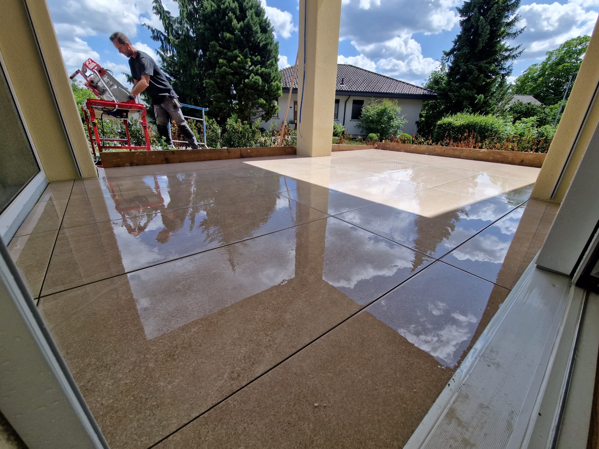 Neu verlegte Terrasse mit grossformatigen Platten