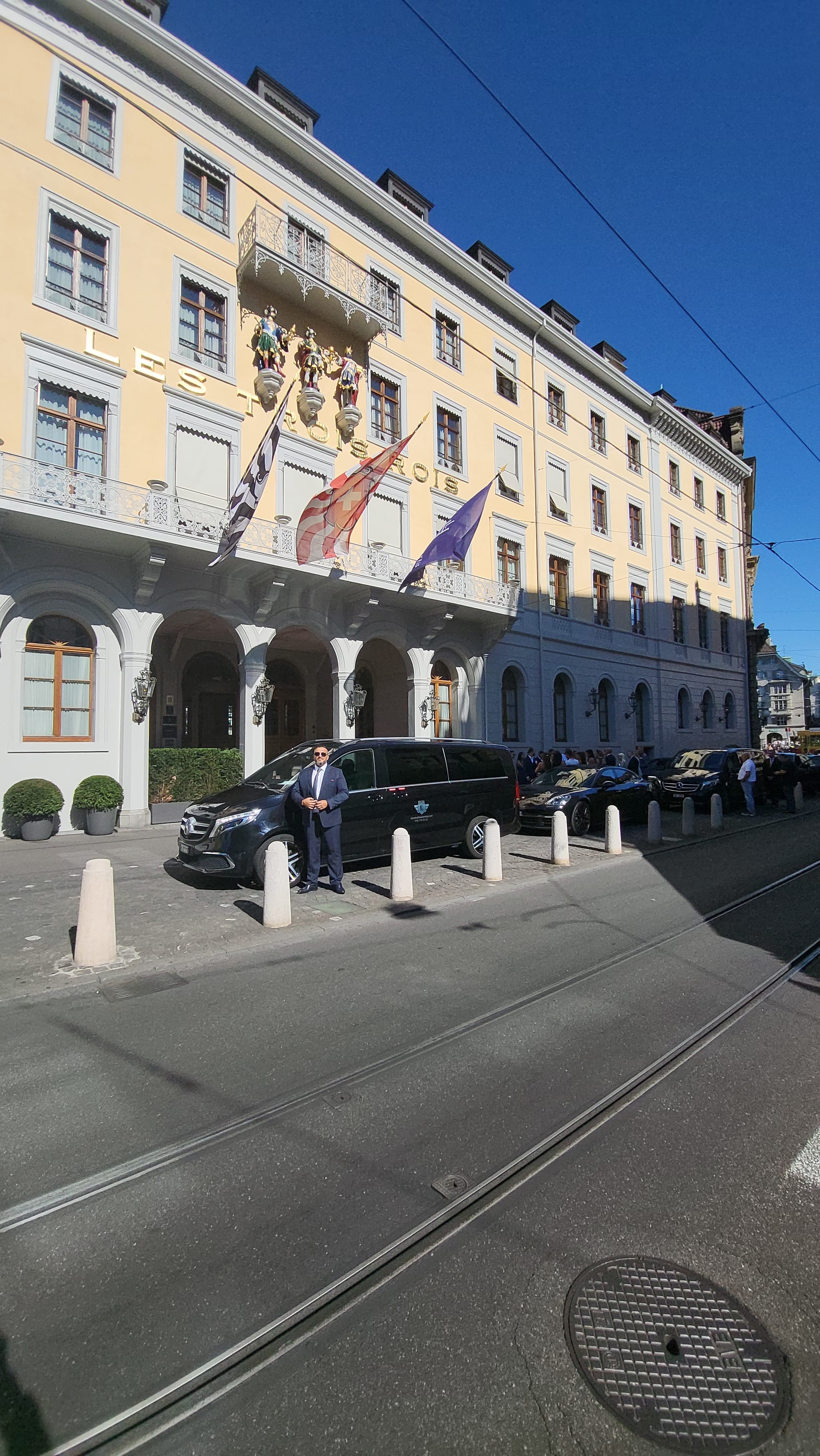 Business-Limousine vor dem Hotel Les Trois Rois in Basel