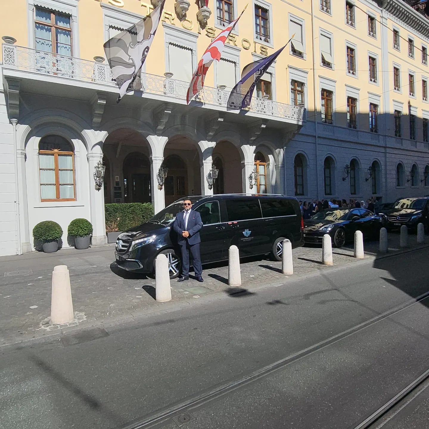 Chauffeur vor dem Hotel Les Trois Rois in Basel