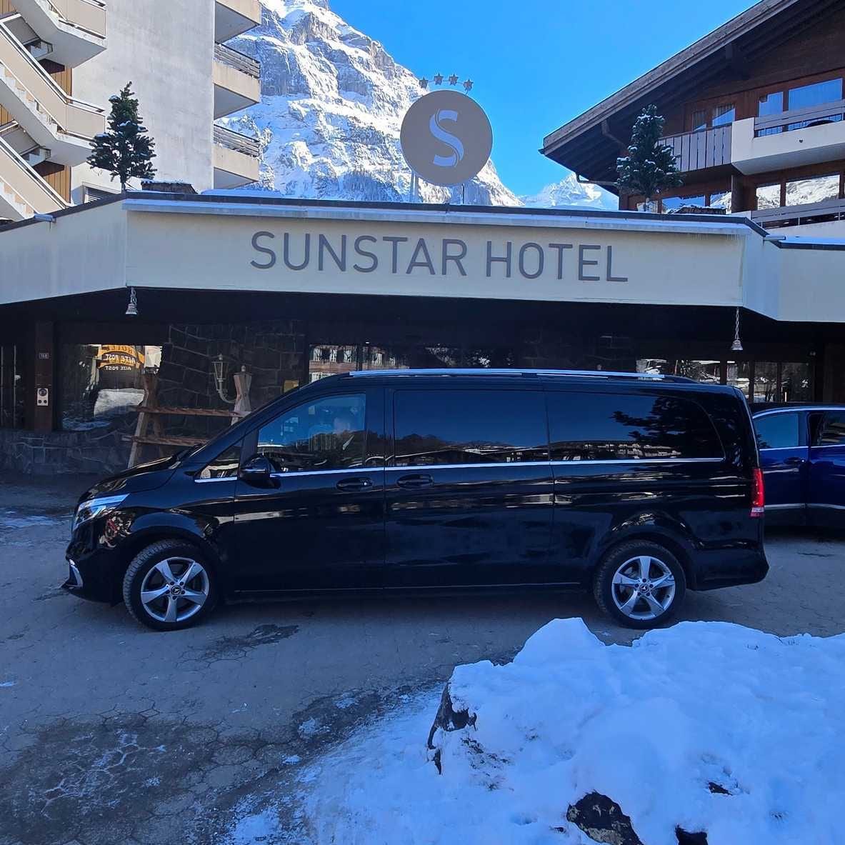 Mercedes V-Klasse vor dem Sunstar Hotel im Schnee