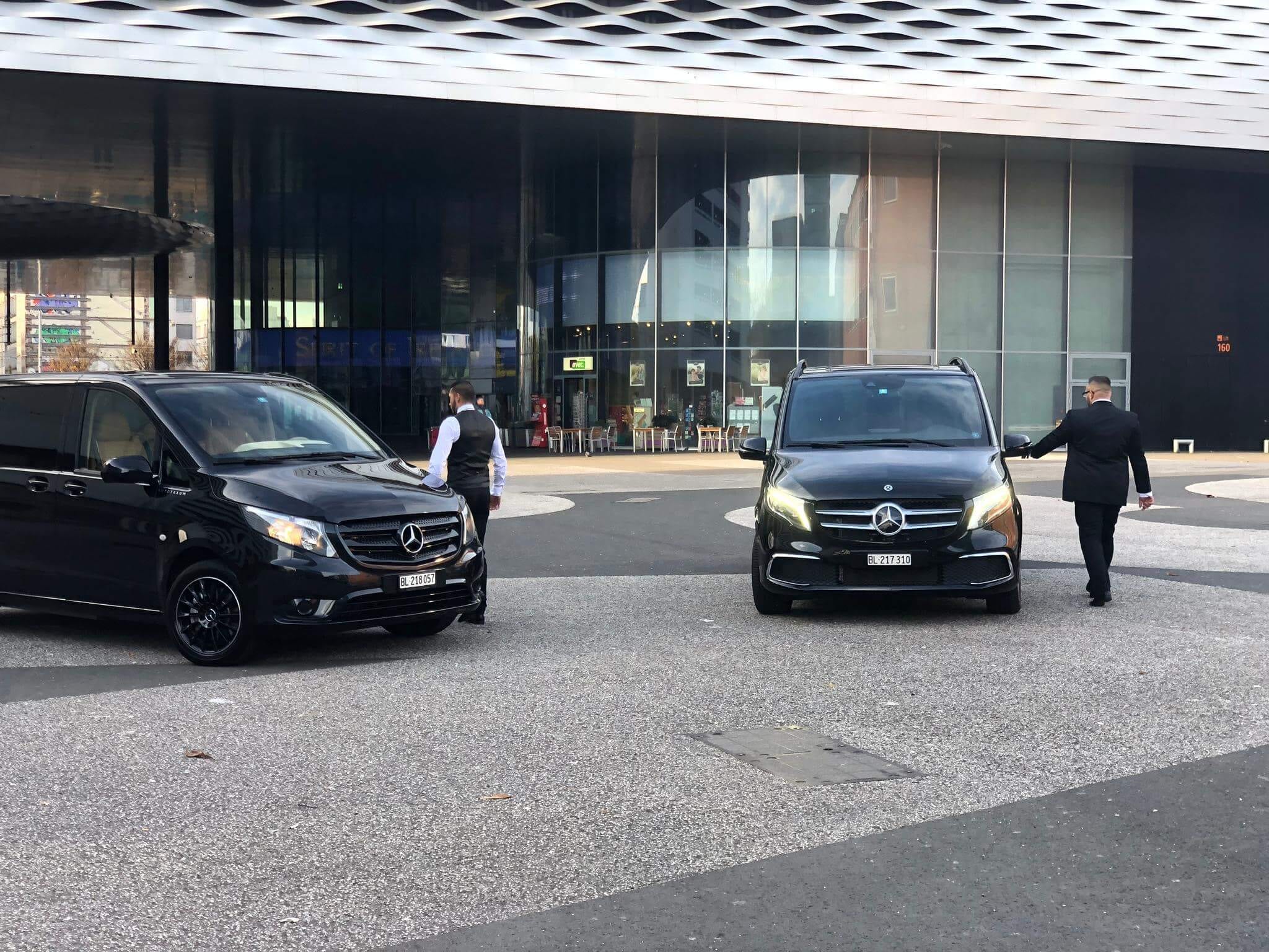 Chauffeure mit Mercedes-Fahrzeugen an der Messe Basel