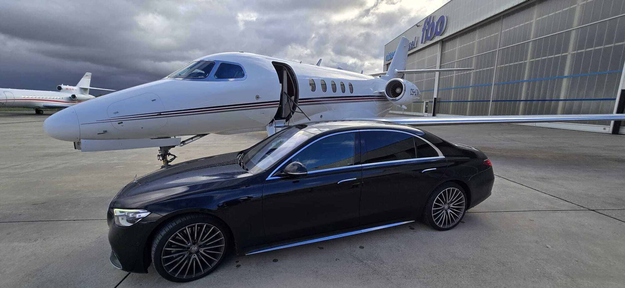 Mercedes S-Klasse neben einem Privatjet